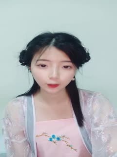 毛都没长齐的小女孩【沐沐可甜了】道具自慰~ 挺嫩的 一撮阴毛覆盖嫩逼，萝莉控不要错过